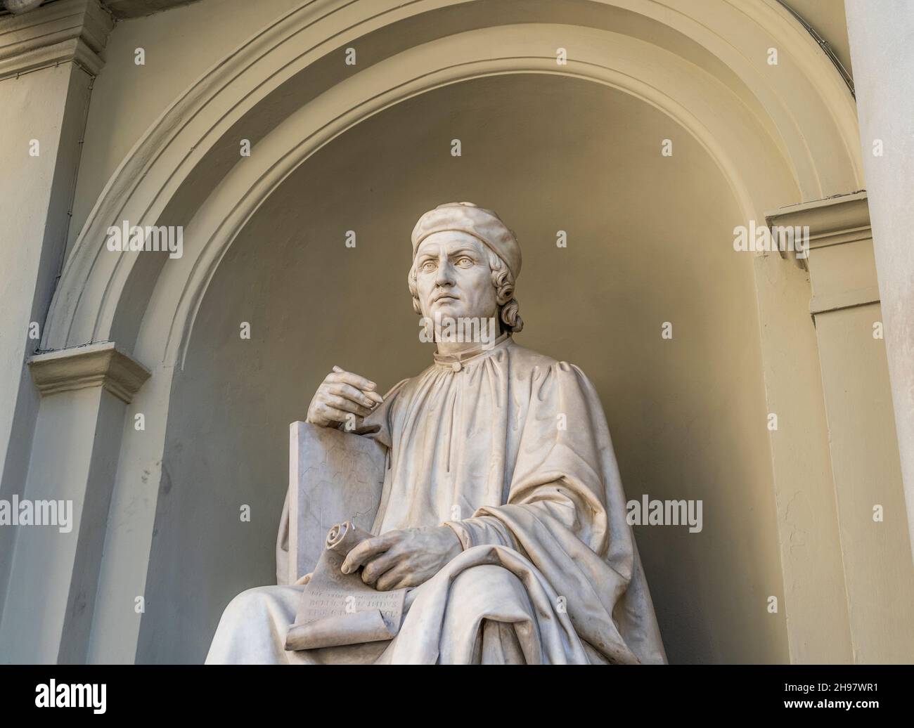 Estatua del arquitecto florentino Arnolfo di Cambio, en un nicho frente a la derecha de la Catedral de Florencia, centro de la ciudad de Florencia, Toscana, Italia Foto de stock