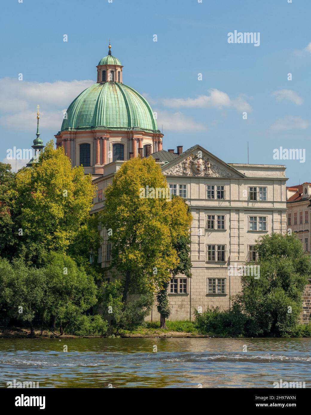 La cúpula verde de 40 metros de altura y la cúpula de la iglesia neoclásica de San Francisco de Asís de Jean-Baptiste Marthe tienen vistas al río Moldava de Praga. Foto de stock