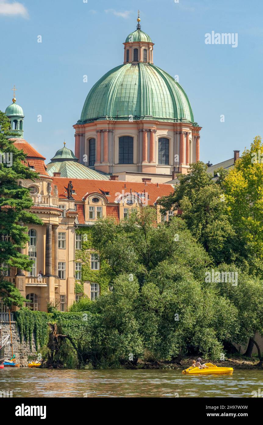 La cúpula verde de 40 metros de altura y la cúpula de la iglesia neoclásica de San Francisco de Asís de Jean-Baptiste Marthe tienen vistas al río Moldava de Praga. Foto de stock