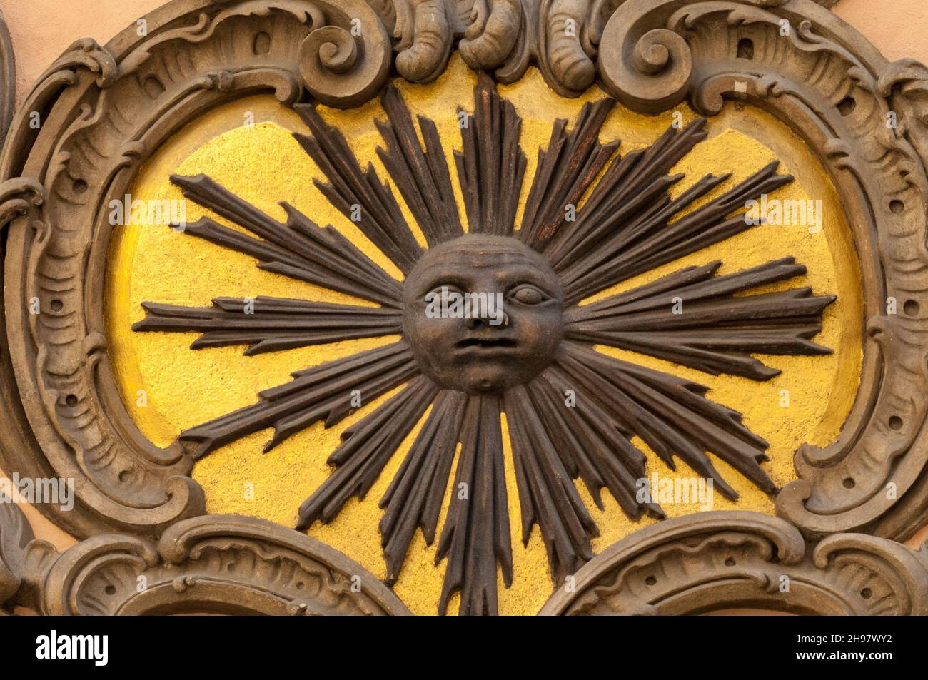 El relieve del Sol Negro sobre el portal de la Casa en el Sol Negro (U černého slunce) en la calle Celetná en el casco antiguo de Praga Foto de stock