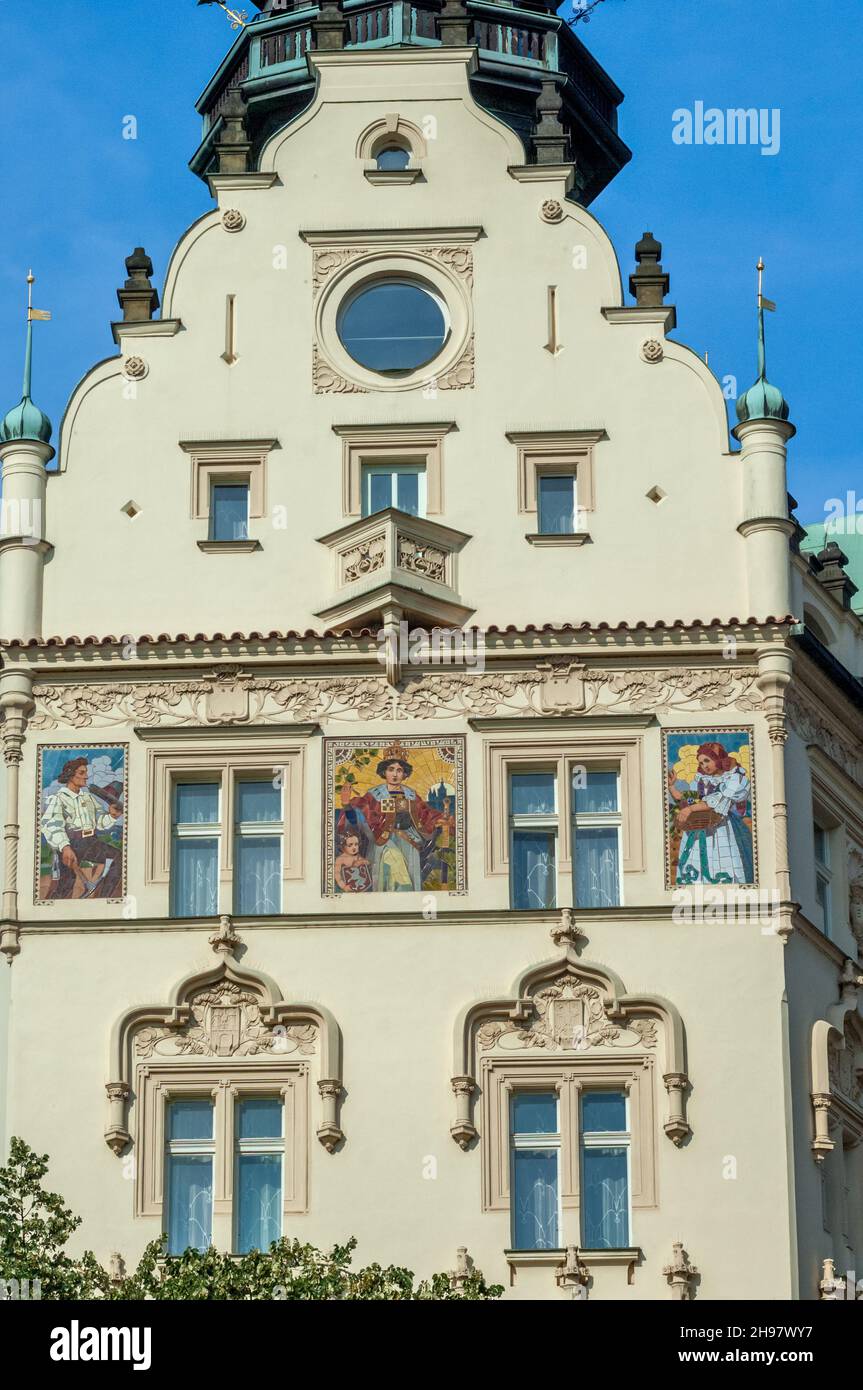 El ático alto adornado del Hotel Paris Prague de estilo Art Nouveau de Jan Vejrych, construido en 1904, cuenta con adornos de estuco y mosaicos de colores Foto de stock