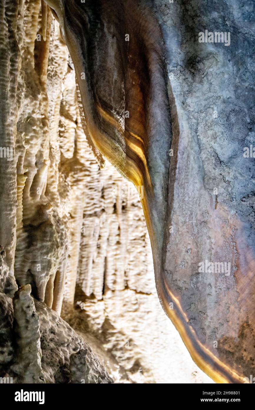 Formación de cortinas de calcita translúcidas en Cuevas de Génova, en Génova, cerca de Palma, Mallorca, España Foto de stock