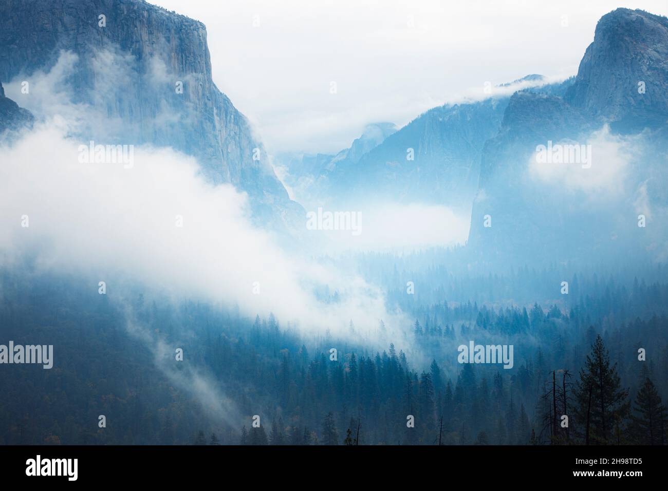 El invierno comienza su dominio en la nube y el paisaje empañado del valle de Yosemite. Parque Nacional Yosemite, California. Foto de stock