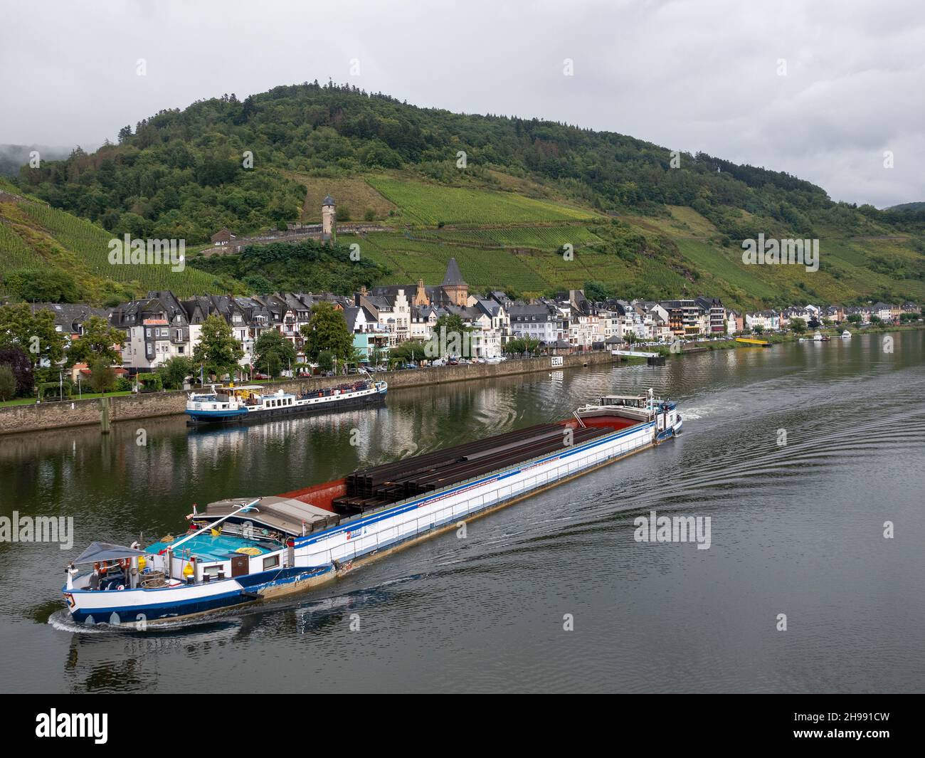 Frachtschiff auf der Mosel bei Zell, Rheinland-Pfalz, Deutschland Foto de stock