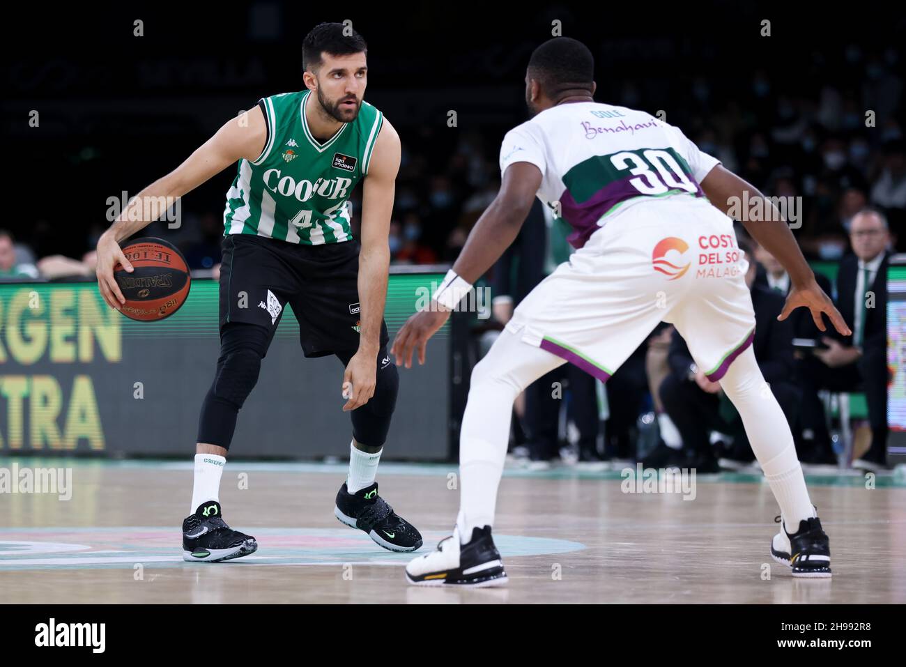 Real betis baloncesto fotografías e imágenes de alta resolución - Alamy