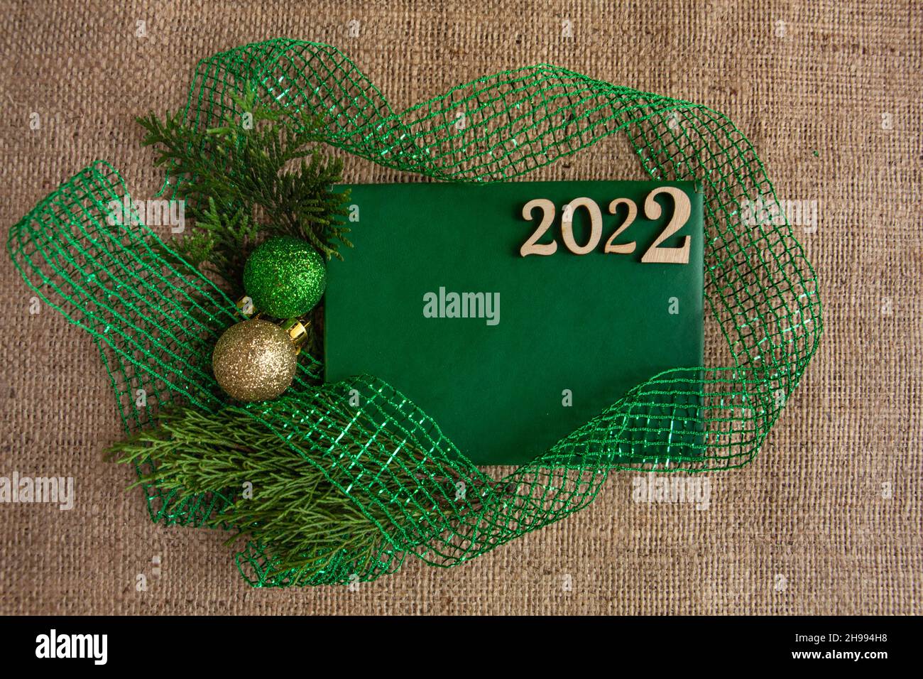 Año Nuevo 2022, composición de Navidad, tarjeta de felicitación verde. Disposición plana, espacio de copia Foto de stock