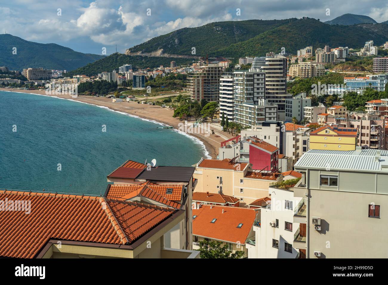 Blick auf Strand und Küste von Becici, Montenegro, Europa | Vista sobre la costa y la playa en Becici, Montenegro, Europa Foto de stock