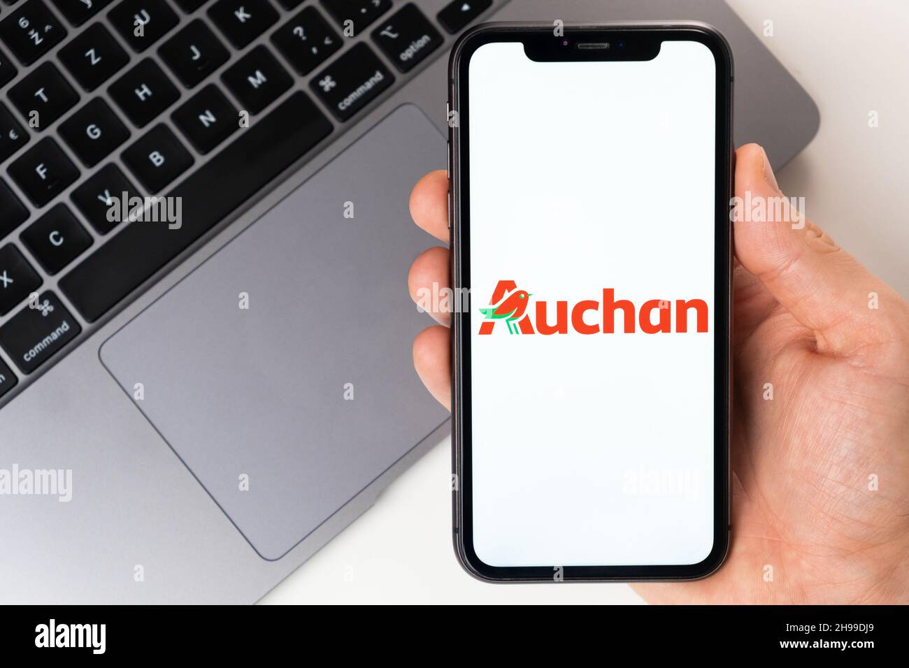 Auchan store fotografías e imágenes de alta resolución - Alamy