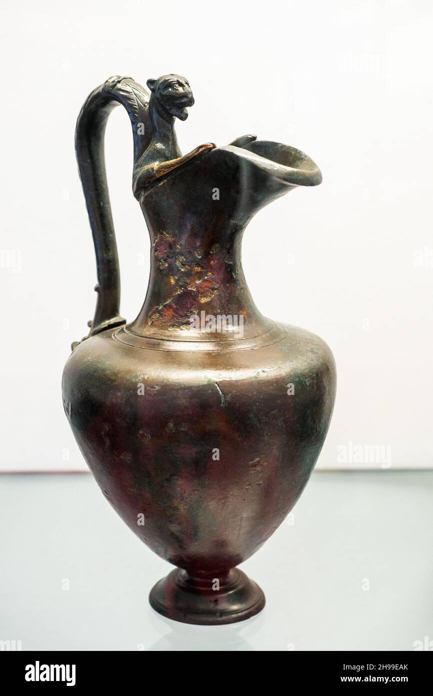 Oinochoai (tarro para verter agua o vino), bronce de Herculano y vesuviano, 50-79 d.C. Foto de stock
