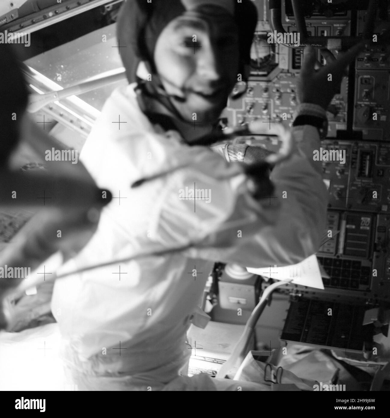 El astronauta James A. Lovell Jr., comandante, en su puesto en el Módulo Lunar (LM) durante la misión Apolo 13 Foto de stock