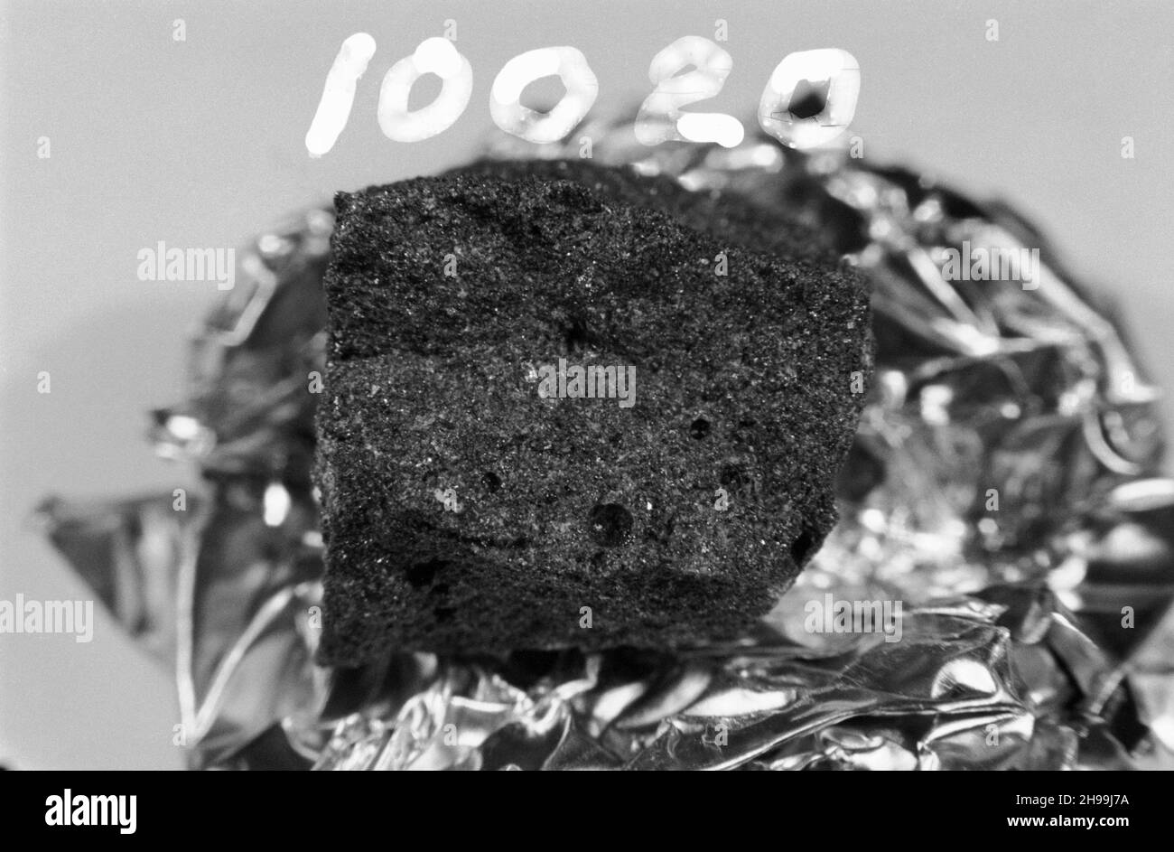 Muestra de roca lunar #10020, una de las muchas traídas para la investigación de la misión Apolo 11 Foto de stock