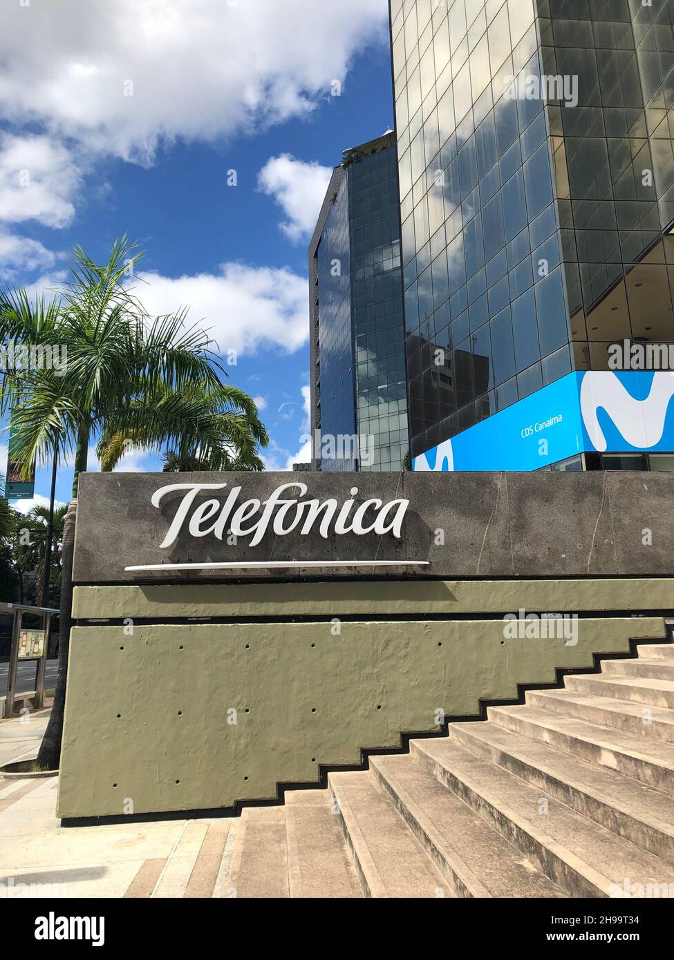 El exterior y el logotipo del moderno edificio de la sede del operador de telecomunicaciones Telefónica Movistar en Caracas Foto de stock