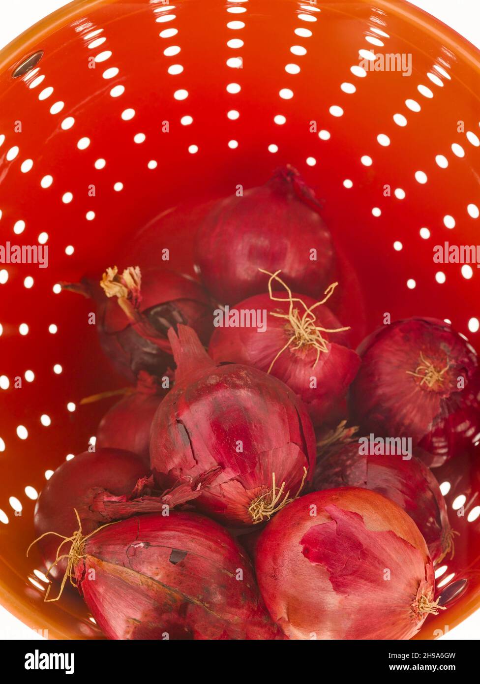 Colinder Primeros planos de la vida de los alimentos con cebollas rojas rodando ...
