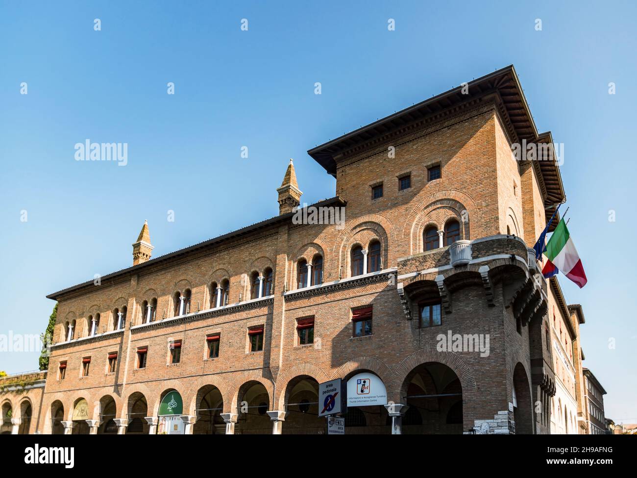 Biblioteca de Historia Contemporánea Alfredo Oriani en el Palazzo della Provincia en Ravenna Foto de stock