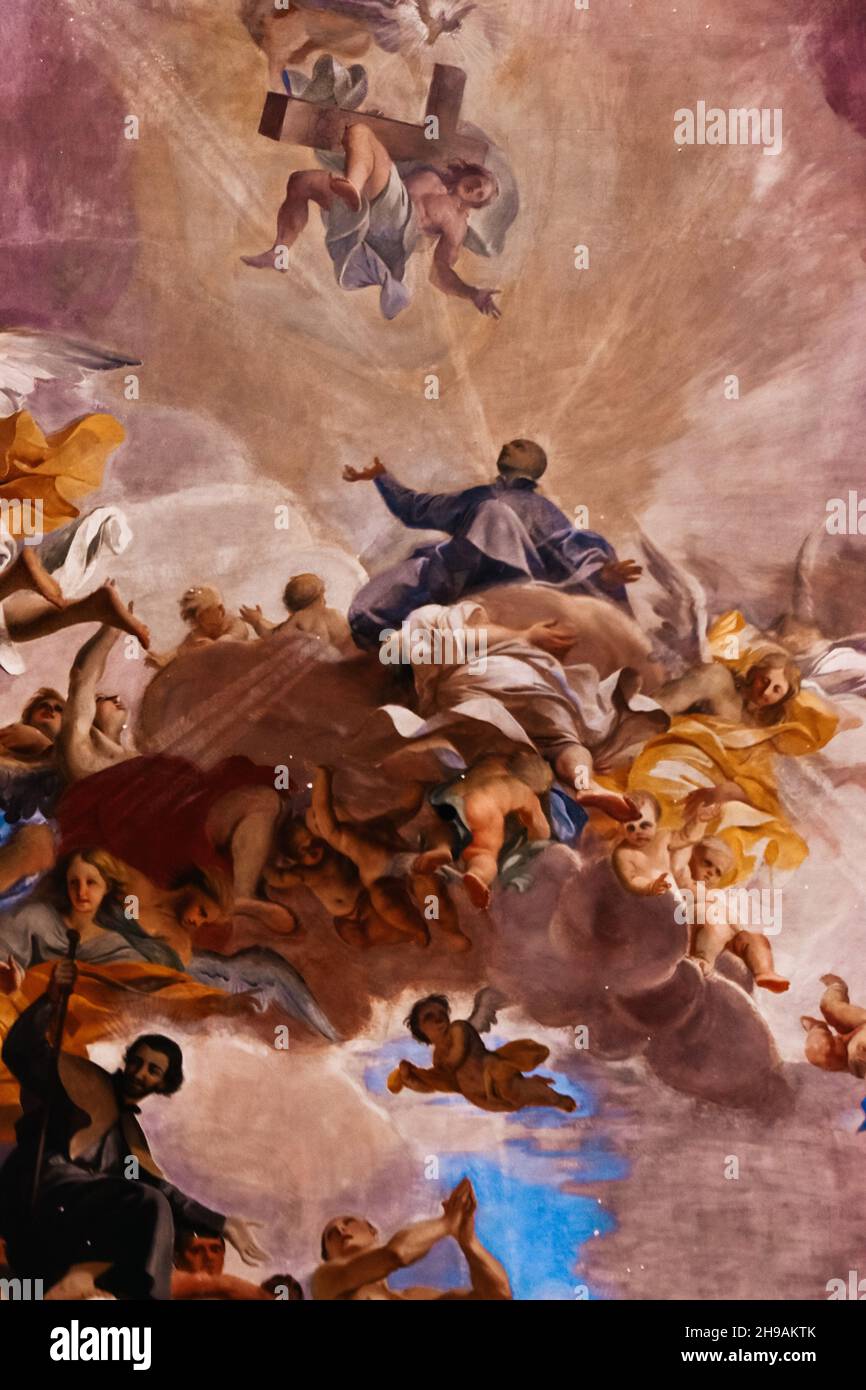 VATICANO, CIUDAD DEL VATICANO - 18 de agosto de 2021: Un disparo vertical de la pintura exhibida en el Museo del Vaticano Foto de stock