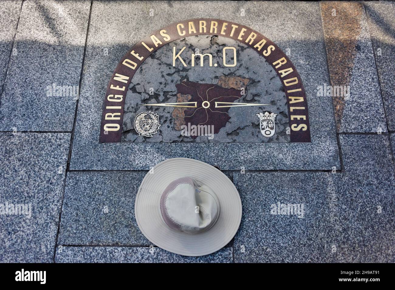 Kilómetro Cero, una losa de piedra en Madrid que marca el punto desde el cual se mide la distancia de las carreteras nacionales de España, Puerta del Sol, Madrid, Sp Foto de stock
