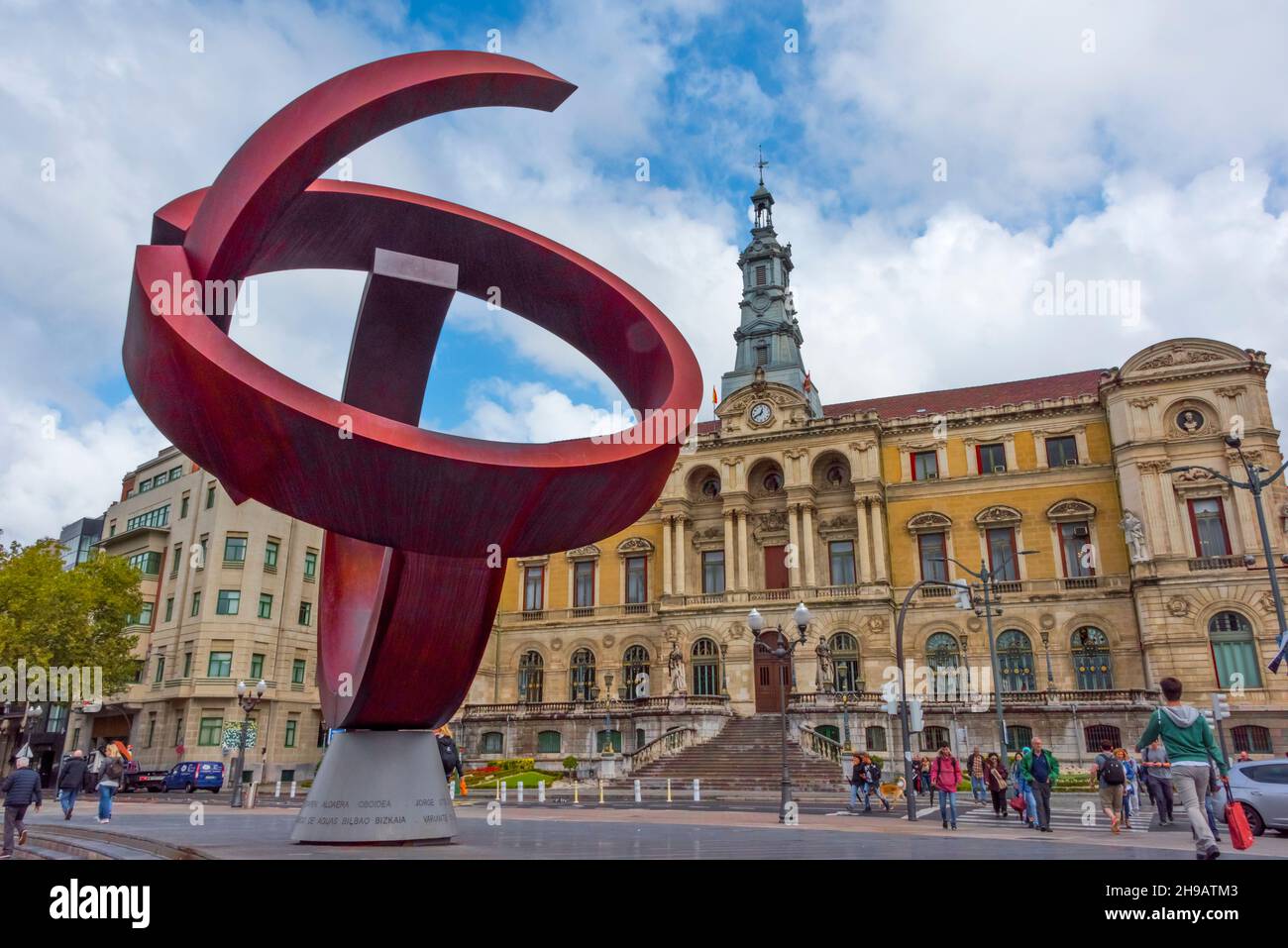 El Ovoid Alternativo, escultura de Jorge Oteiza, frente al Ayuntamiento de Bilbao, Provincia de Vizcaya, Comunidad Autónoma del País Vasco, España Foto de stock