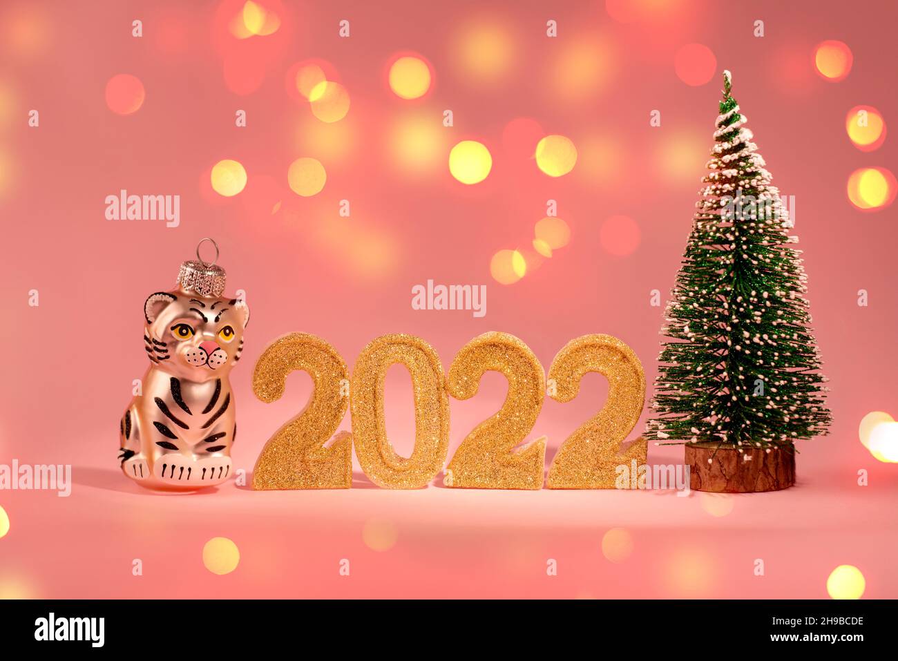 Tiger de Navidad como el símbolo del año calendario chino lunar en una  tarjeta de felicitación. Banner de Año Nuevo con bolas doradas de Navidad  Fotografía de stock - Alamy