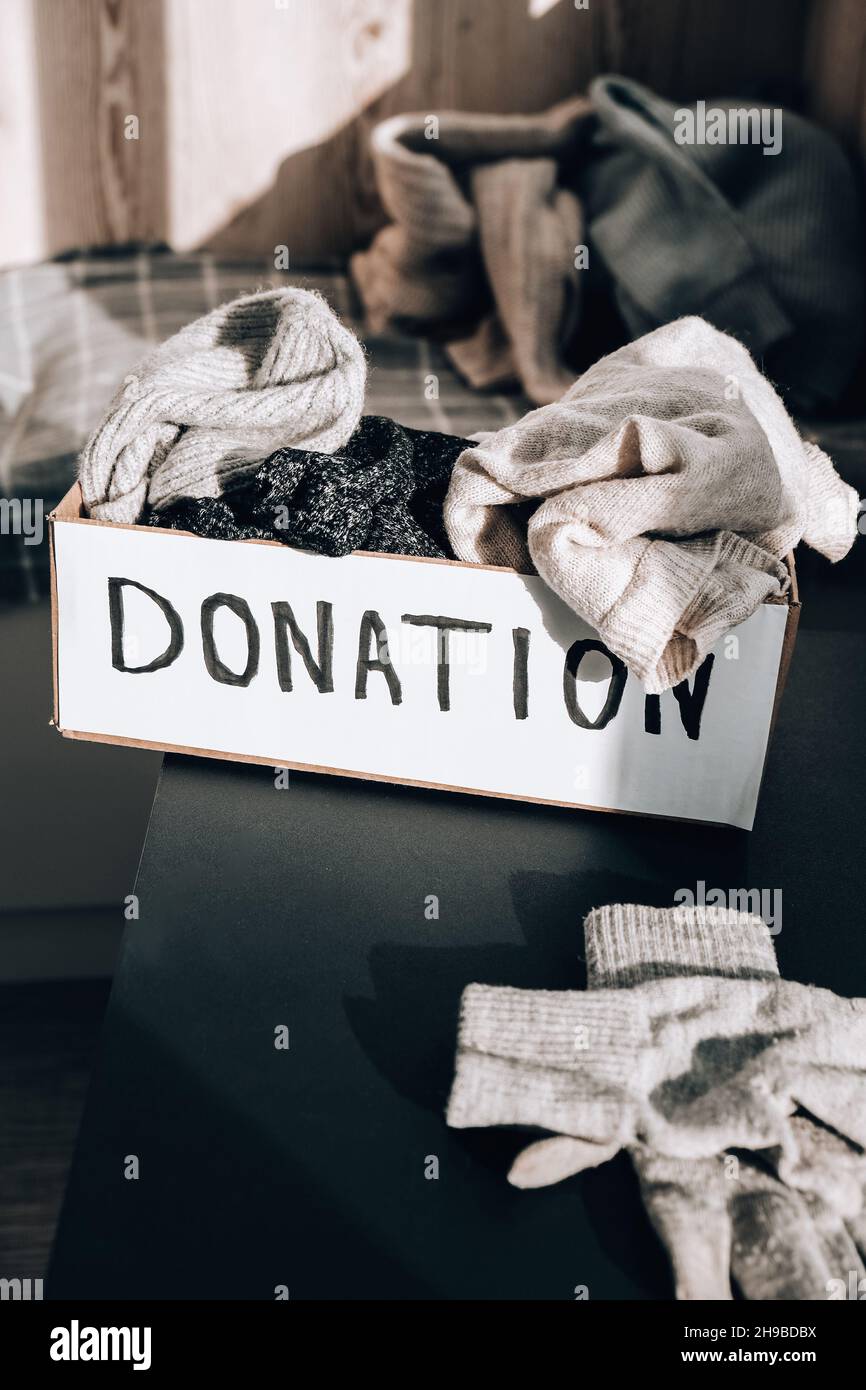 Caja de donación con ropa vieja usada en interior. Feliz Caridad. Ropa de invierno una de cartón. Donación o reciclaje de ropa Fotografía de stock - Alamy