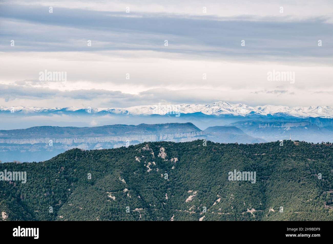 Viwe de los Pirineos desde Sant Miquel de Solterra, el macizo de las Guilleries, Cataluña, España Foto de stock