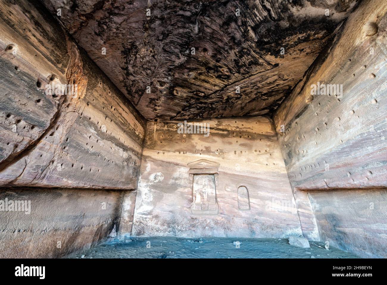 Interior de una tumba en Petra, Jordania Foto de stock