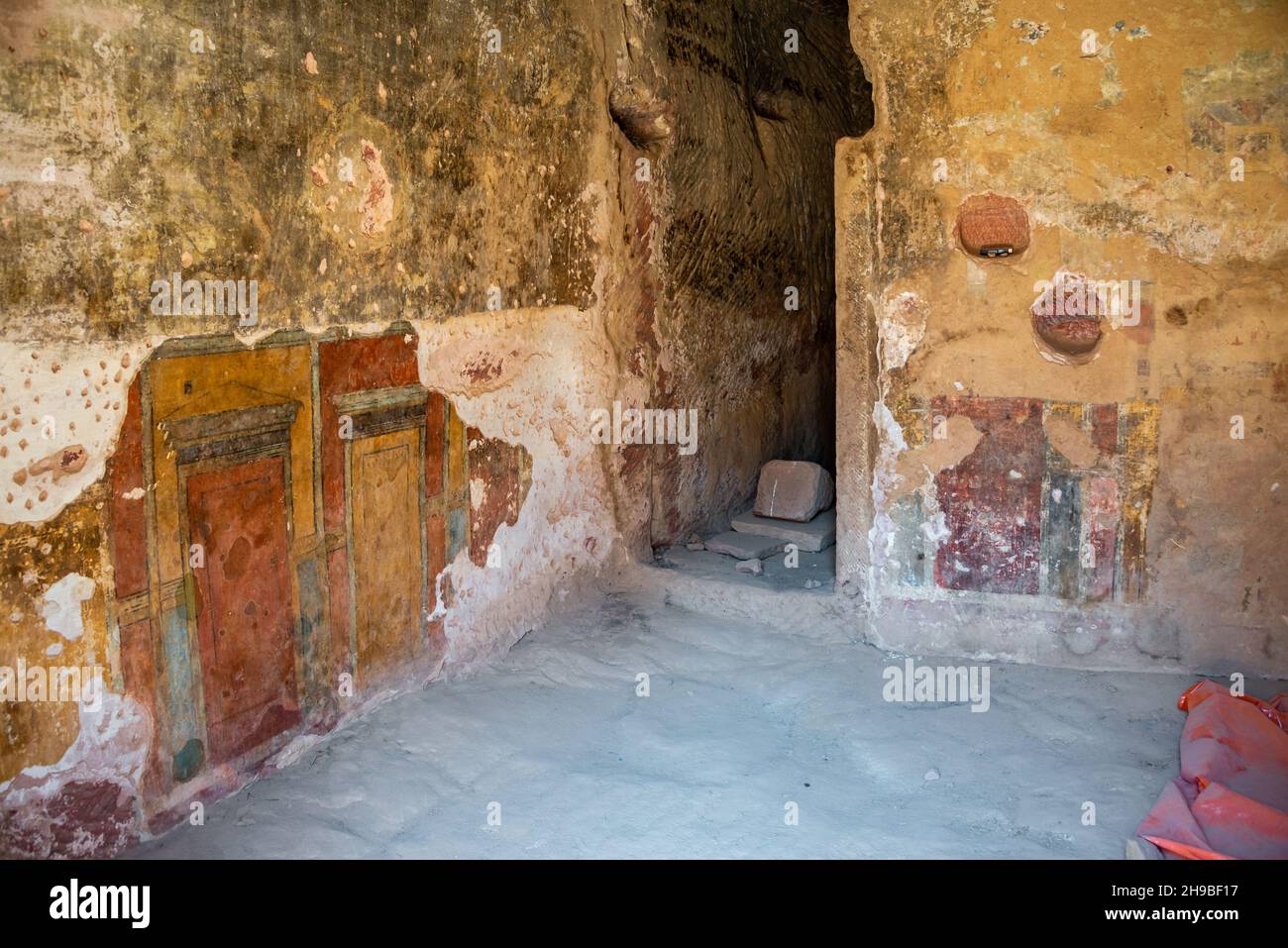Vista de la habitación pintada en Petra, Jordania Foto de stock