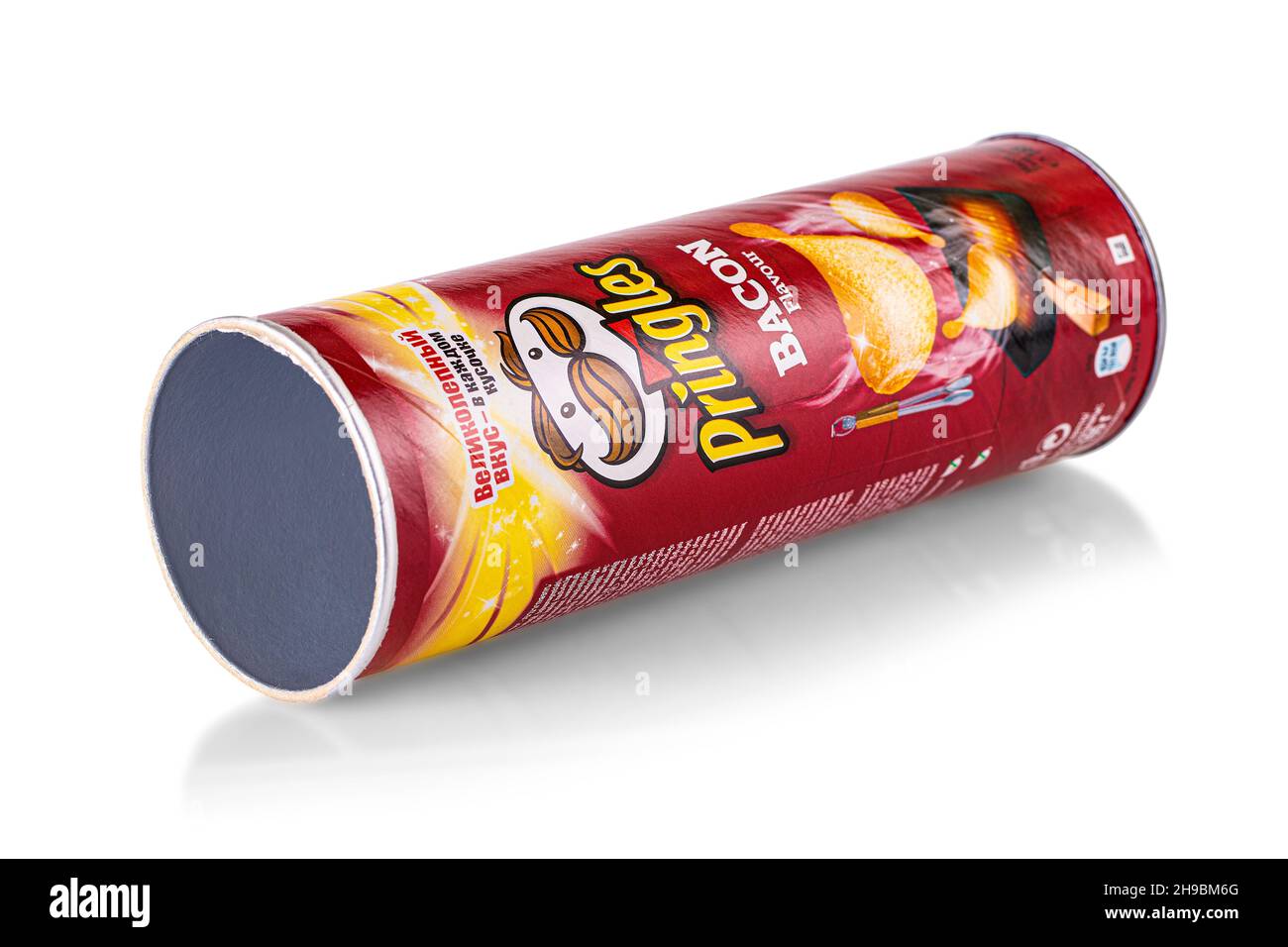 Paquete de Pringles El Original patatas crujía con tocino sobre un fondo  aislado Fotografía de stock - Alamy