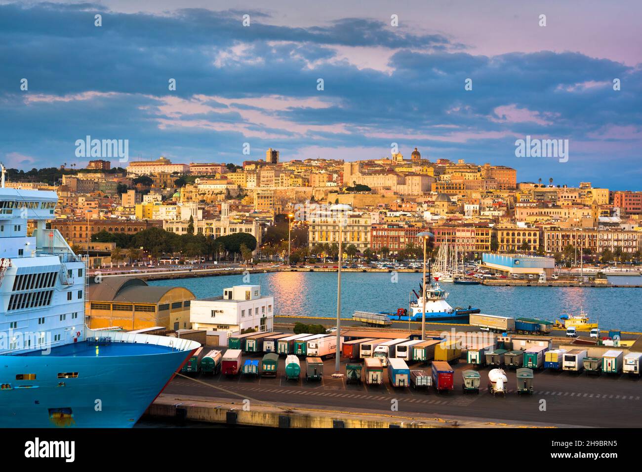 Puerto de Cagliari, italia Fotografía de stock - Alamy