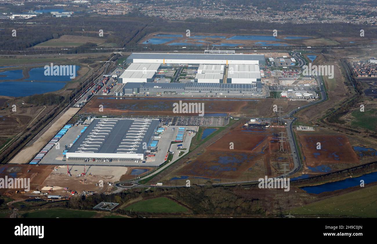 Vista aérea de los almacenes y unidades de distribución de Amazon UK Services cerca de Doncaster, South Yorkshire Foto de stock