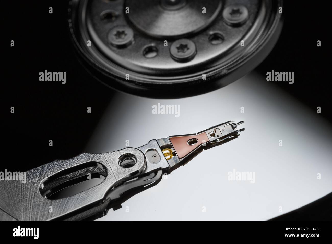 Cabezal magnético sobre la superficie del disco duro. Dispositivo de disco duro interno Foto de stock