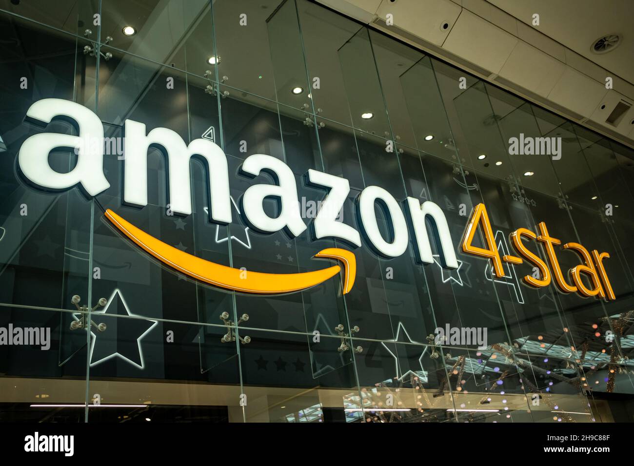 Londres-Diciembre 2021: Tienda Amazon 4-Star en Westfield Shepherd Bush, una selección curada de productos de Amazon Foto de stock