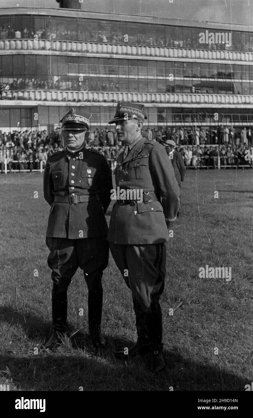 Warszawa, 1947-09-01. Pierwsze powojenne derby na torze wyœcigów konnych na S³u¿ewcu. NZ. genera³owie Karol Œwierczewski (A) i Leon Bukojemski Varsovia, 1 de septiembre de 1947. El primer Derby de posguerra en el hipódromo de Sluzewiec. En la foto: Los generales Karol Swierczewski (izquierda) y Leon Bukojemski Foto de stock