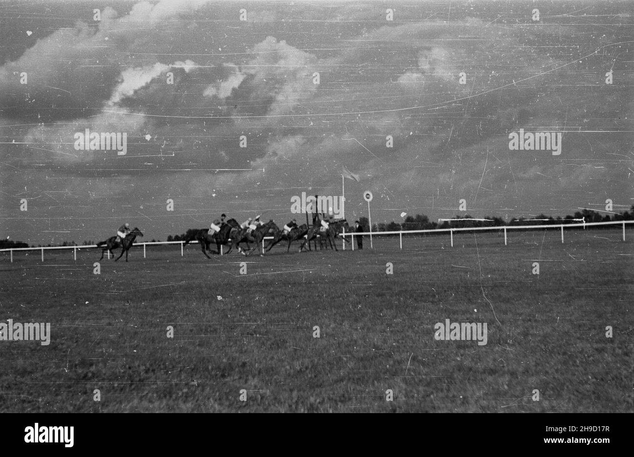 Warszawa, 1947-09-01. Pierwsze powojenne derby na torze wyœcigów konnych na S³u¿ewcu. NZ. D¿okeje na torze. ka PAP Varsovia, 1 de septiembre de 1947. El primer Derby después de la guerra en el hipódromo de Sluzewiec. En la imagen: Jinetes en la pista. ka PAP Foto de stock