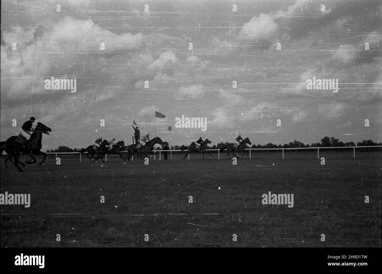 Warszawa, 1947-09-01. Pierwsze powojenne derby na torze wyœcigów konnych na S³u¿ewcu. NZ. D¿okeje na torze. ka PAP Varsovia, 1 de septiembre de 1947. El primer Derby después de la guerra en el hipódromo de Sluzewiec. En la imagen: Jinetes en la pista. ka PAP Foto de stock