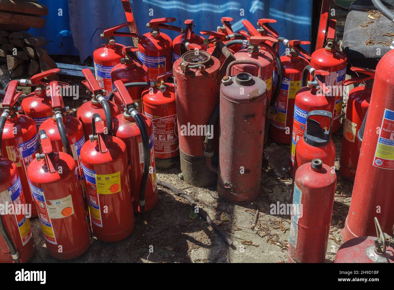 Poznan, Polonia - Junio de 21,2021 Extintores antiguos y no utilizados.  Descarga de antiguos extintores preparados para su eliminación Fotografía  de stock - Alamy