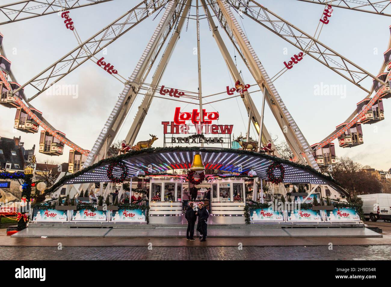 BRUSELAS, BÉLGICA - 17 DE DICIEMBRE de 2018: Ruedas de Ferris en la plaza de Santa Catalina en Bruselas, capital de Bélgica Foto de stock