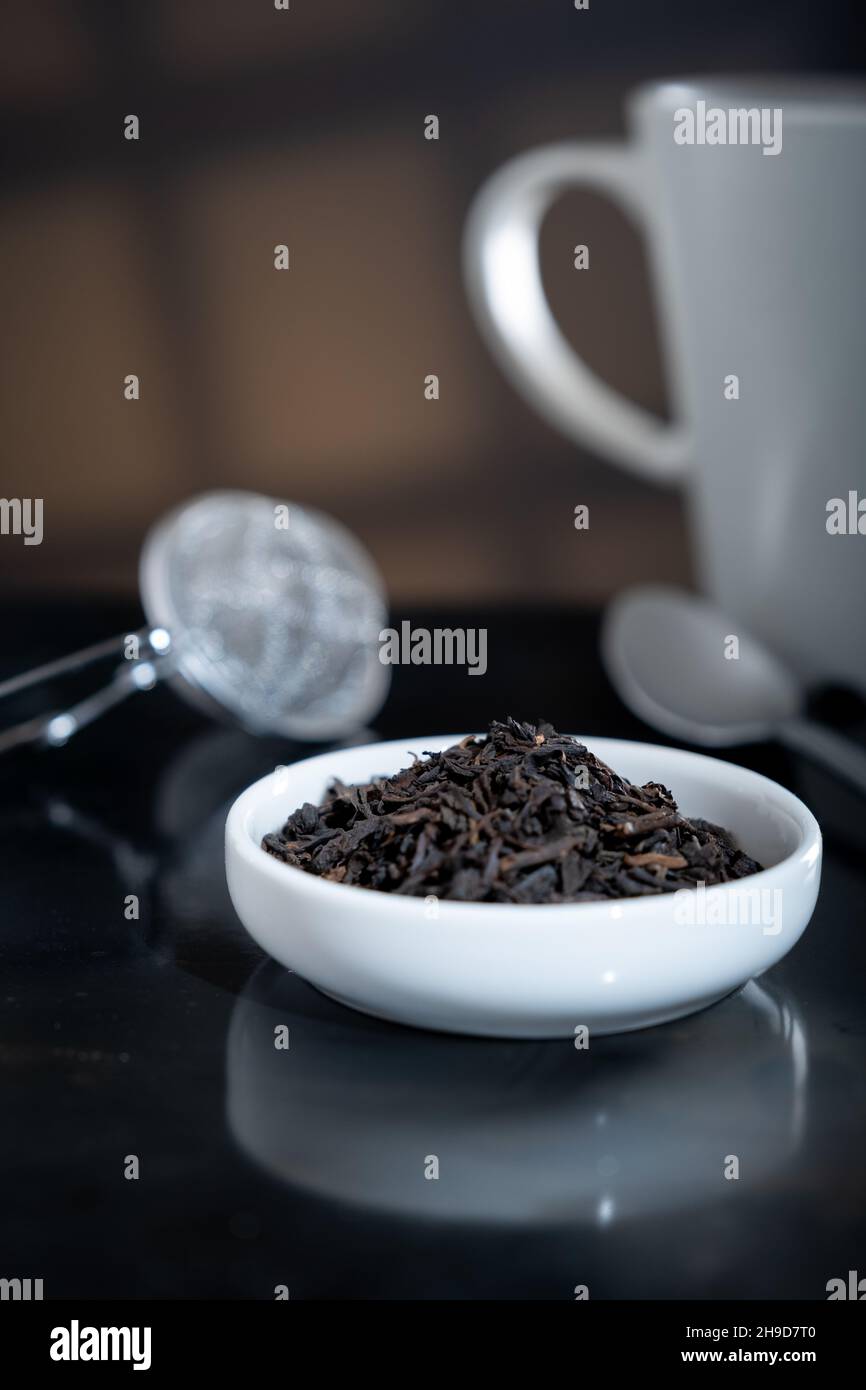 Un Colador de té cuchara usada para hacer un té con hojas de té frescas  Fotografía de stock - Alamy