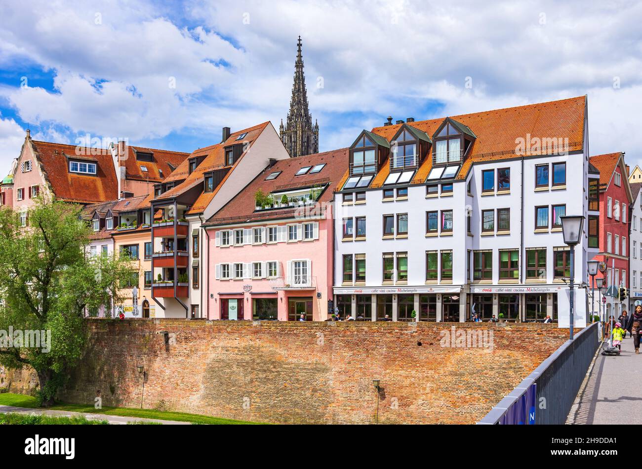 Ulm, Baden-Württemberg, Alemania: Escena de la calle que muestra partes de la histórica orilla del Danubio y la aguja del Minster en el fondo como se ve f Foto de stock
