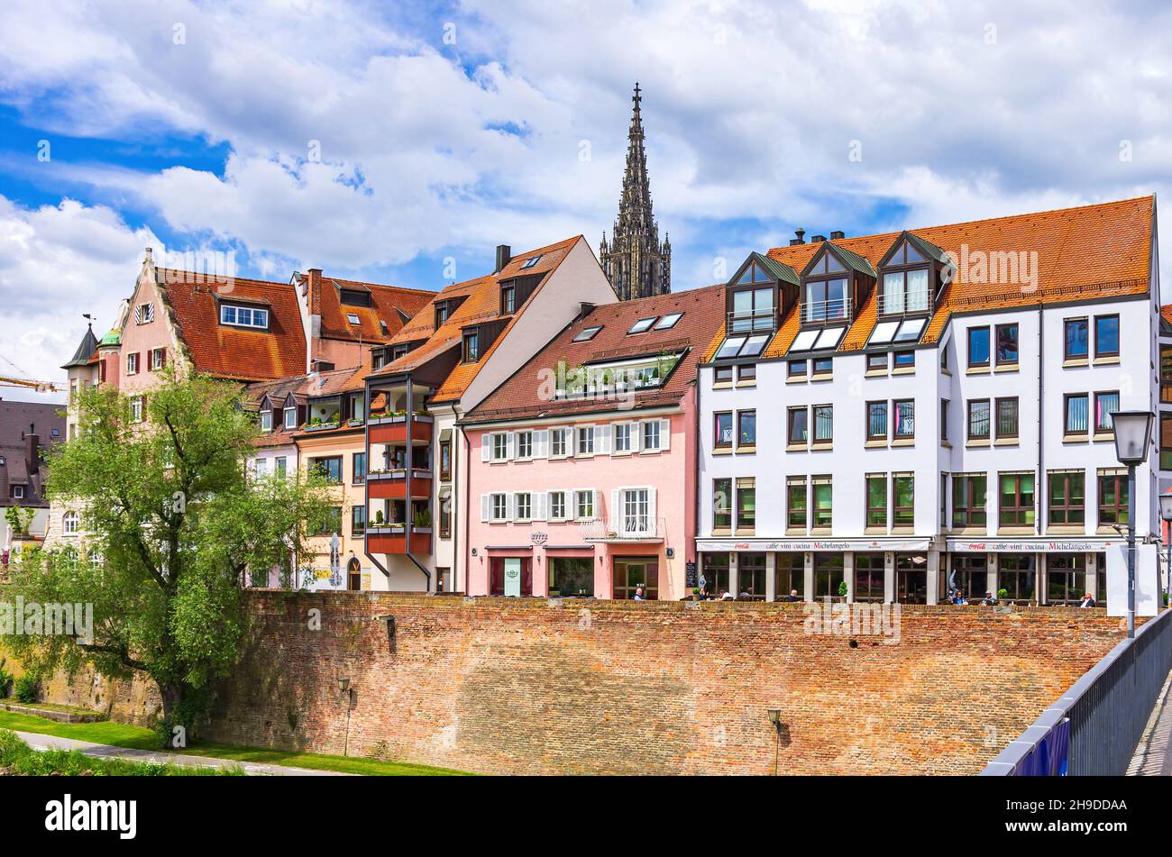 Ulm, Baden-Württemberg, Alemania: Escena de la calle que muestra partes de la histórica orilla del Danubio y la aguja del Minster en el fondo como se ve f Foto de stock