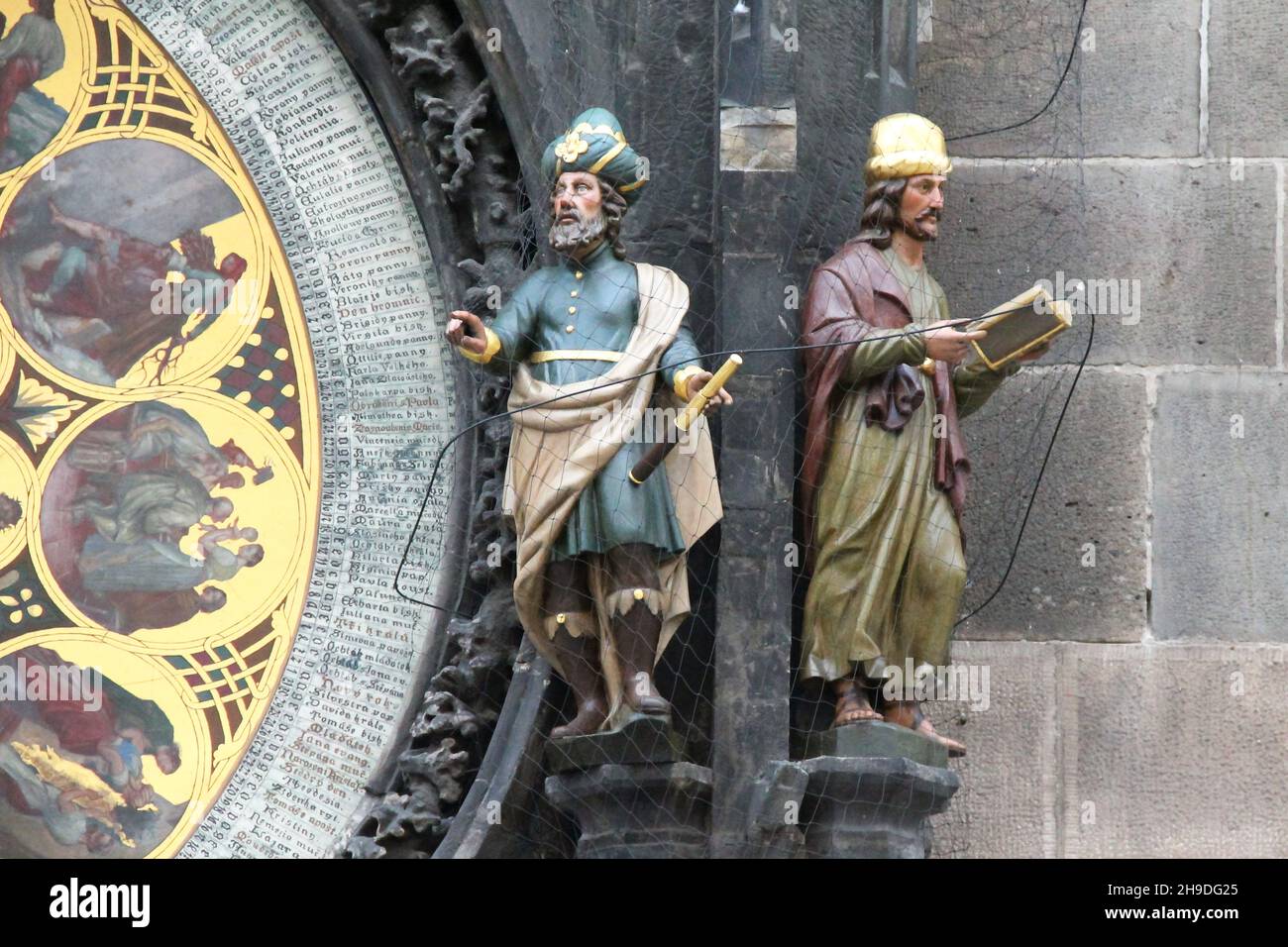 PRAGA, CHECO - 24 DE ABRIL de 2012: Estas son las figuras del astrónomo y el cronista cerca del dial del calendario del Reloj Astronómico de Praga. Foto de stock