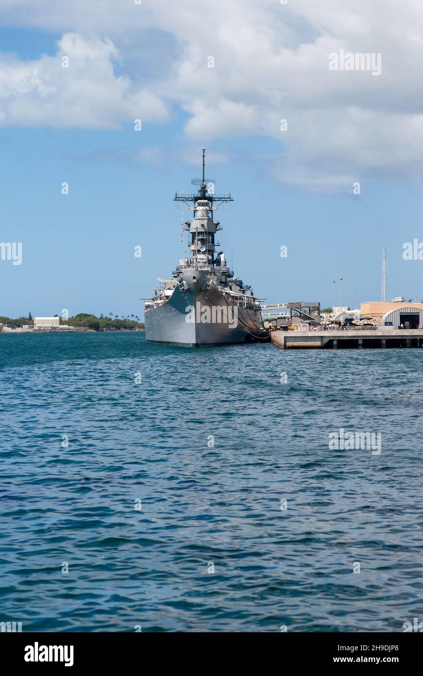 Vista en arco del acorazado USS Missouri amarrado en Pearl Harbor Hawaii Foto de stock