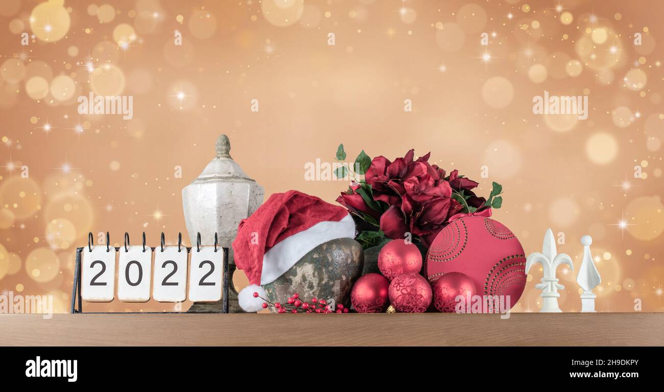 Vida de Navidad con calendario para el año 2022 y regalos de decoración para el hogar. Foto de stock