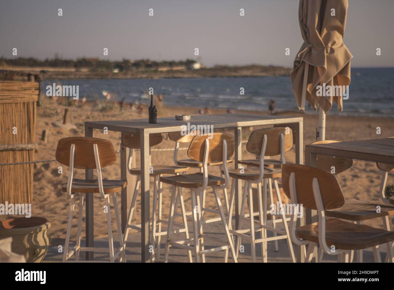 Pequeñas mesas en el bar de la playa Fotografía de stock - Alamy