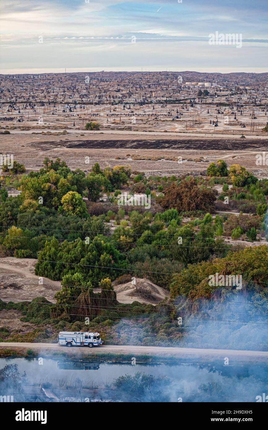 En el borde del campo petrolífero del río Kern, en Bakersfield, se