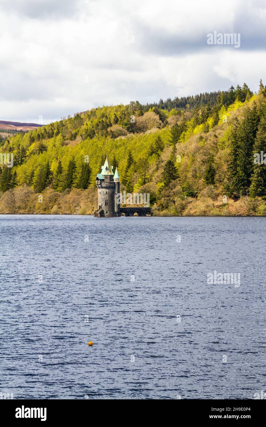 La torre de tensión en el lago Llyn Vyrnwy embalse, Oswestry, Gales del Norte Foto de stock