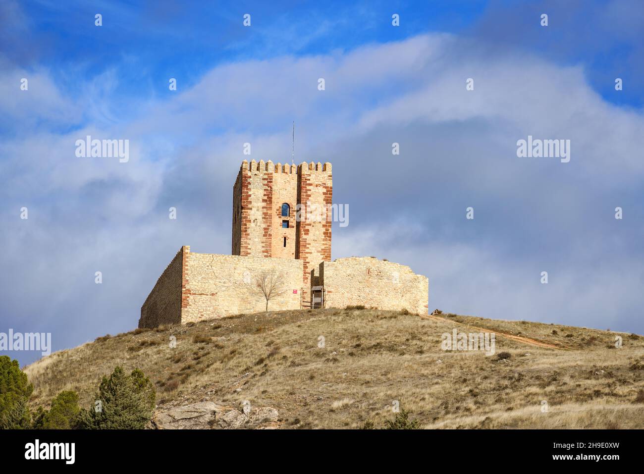 Fortaleza medieval contra el cielo azul. Torre de Aragón, Molina de Aragón, Guadalajara, España Foto de stock