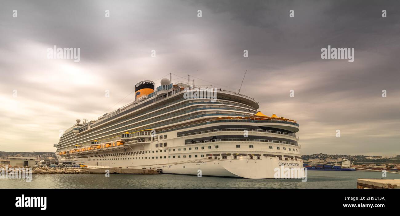 Vista del crucero Costa Diadema en la terminal del puerto de cruceros de  Marsella, Francia, 21 de abril de 2019. Buque insignia de los cruceros de  la flota de Costa Fotografía de