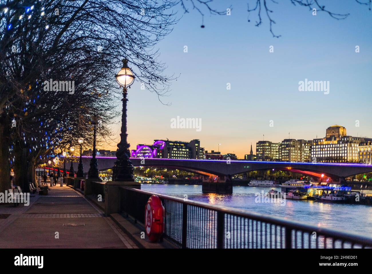 Río Southbank y vista del Puente de Londres iluminado por la noche, Londres, Inglaterra, Reino Unido Foto de stock