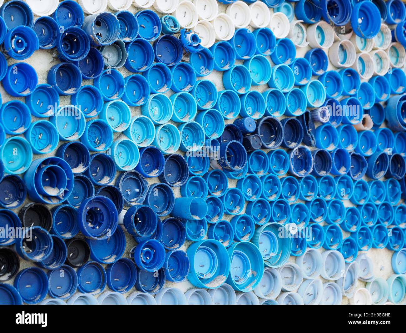 Obras de arte hechas con tapones de plástico para botellas en la playa, isla Vlieland, Países Bajos Foto de stock