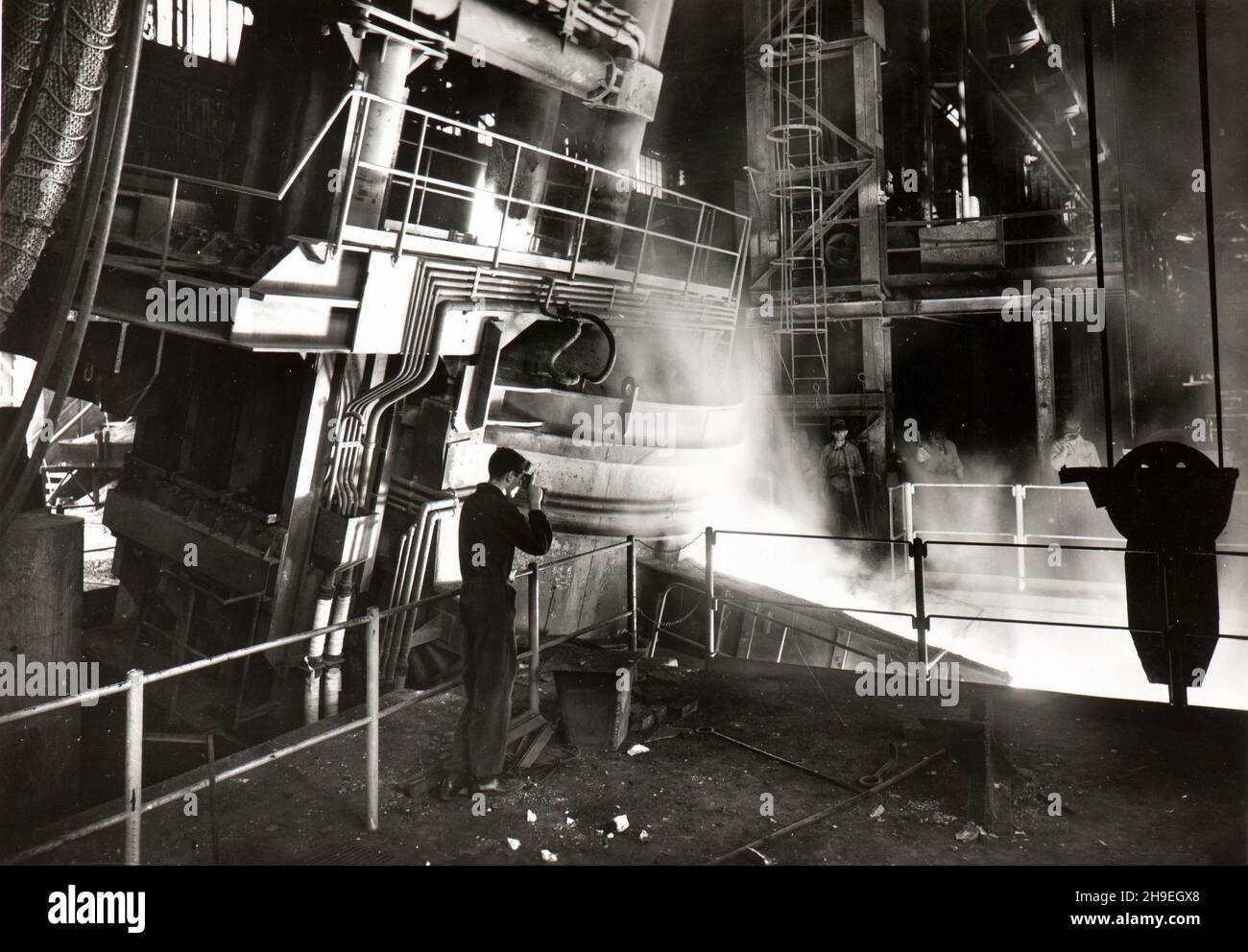 Imagen que muestra una fundición de acero fundido en la acería de Breda (Tecnomasio Italiano Brown Boveri) a finales de los años cincuenta (Milán, Italia) Foto de stock